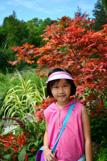 快乐的小女孩在花园里图片下载