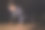 一个女人在人行道上做俯卧撑的照片图片下载