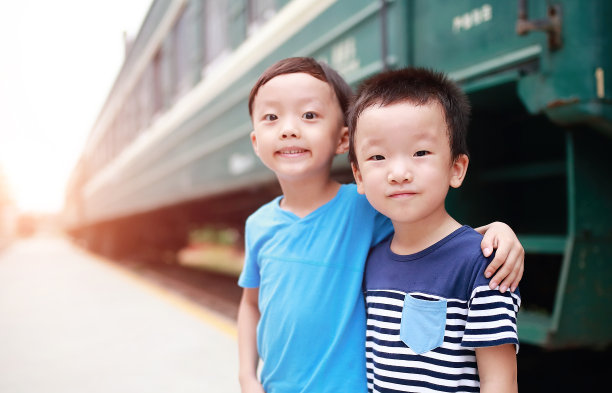 孩子们在跑道上玩耍图片下载