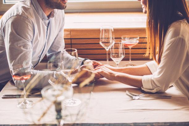 年轻夫妇享受浪漫晚餐图片下载