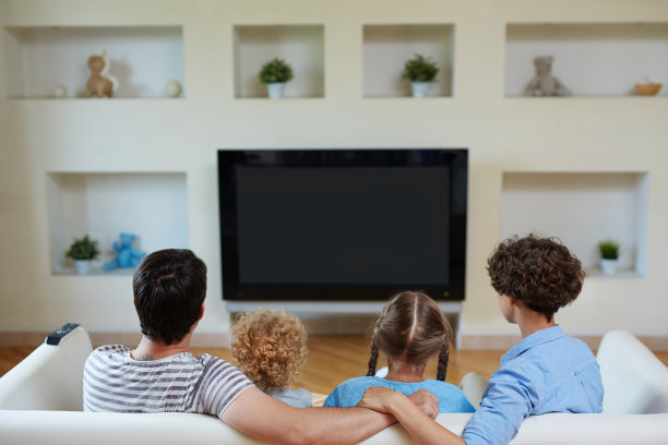 有什么比和家人一起看电视更好的呢图片下载