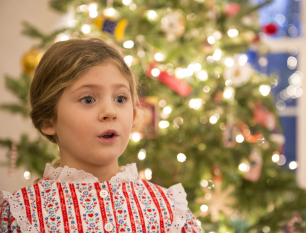 圣诞树前的女孩图片下载