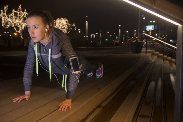 女孩做俯卧撑的照片图片下载