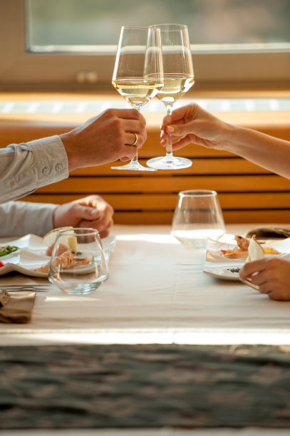 一对年轻情侣在浪漫的约会素材图片