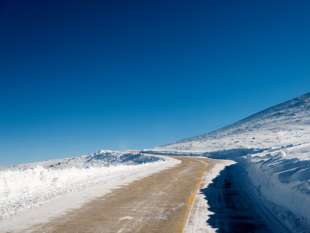 冬天的山路图片下载