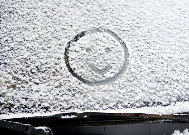 雪中的笑脸图片下载