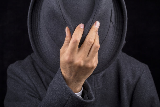 手里拿着一顶黑色软呢帽图片下载