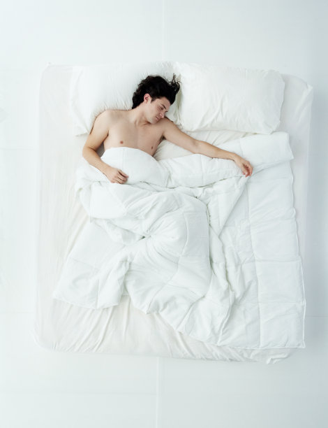 上图男子睡在床上图片下载