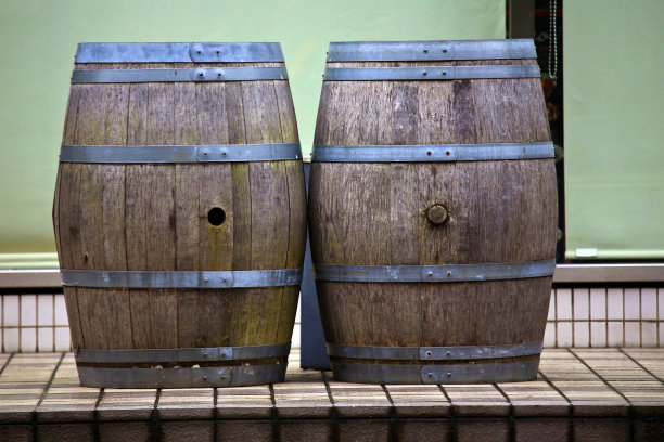 路边的木桶图片下载