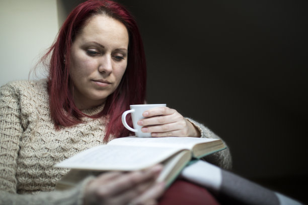 喝着新鲜咖啡休息的女孩图片下载