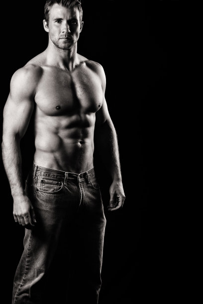 赤裸上身的肌肉在工作室肖像图片下载