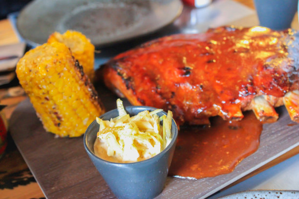 美味的玉米排骨和卷心菜图片下载