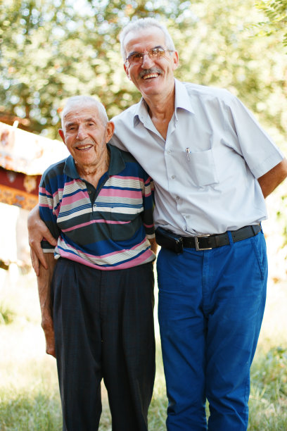 老爷子和大人一起笑图片下载