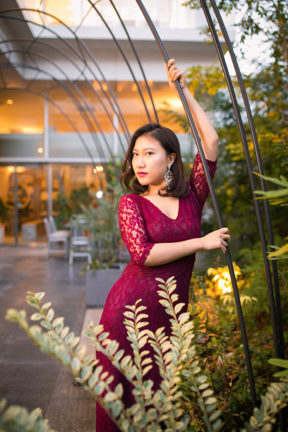 年轻女子在城市花园图片下载