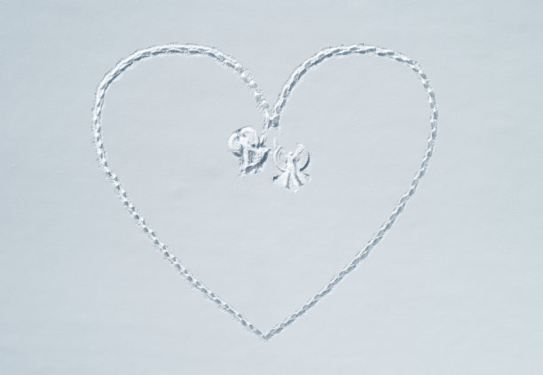 巨粉雪心和两个雪天使图片下载