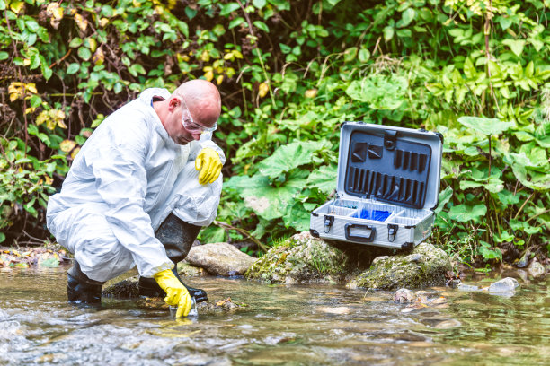 科学家检测有毒的水图片下载