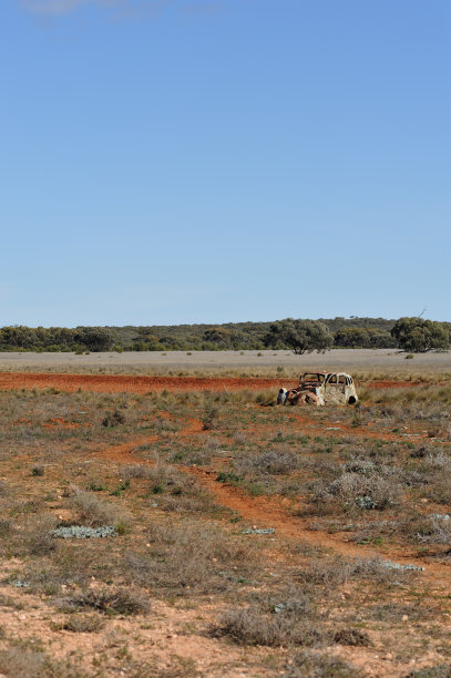 沙漠里的旧车图片下载