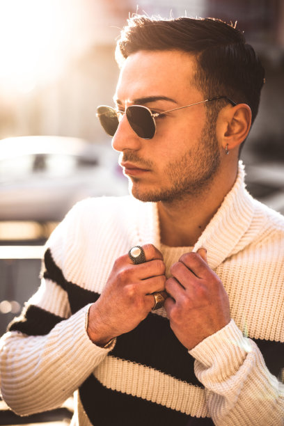 黄昏时分，时尚的年轻人看向别处图片下载