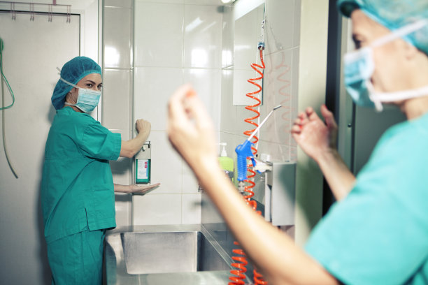 手术前洗手。素材图片