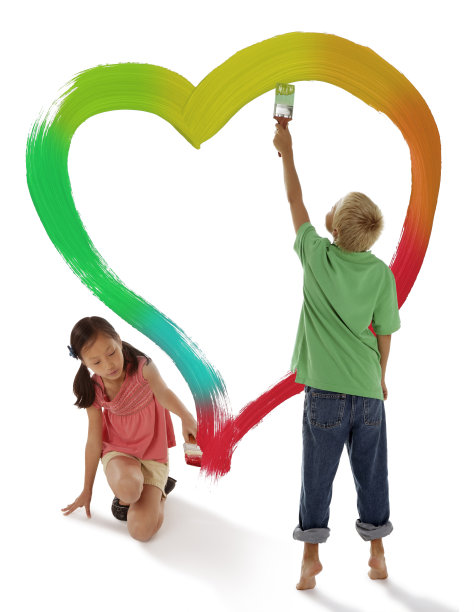 男孩和女孩画一颗彩虹心图片下载