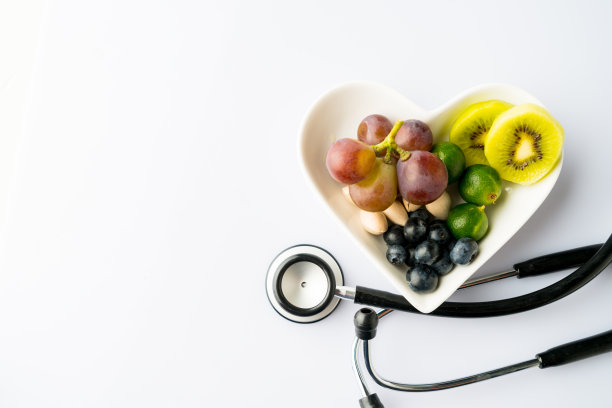 医生的听诊器在心脏盘健康食品图片下载