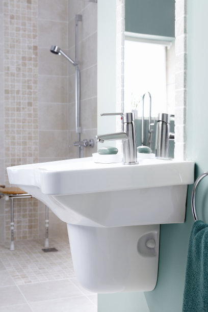 当代残疾人家庭浴室中的水槽素材图片