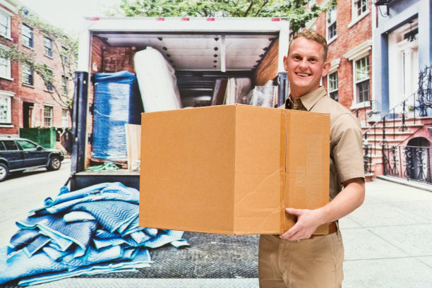微笑的工人在户外拿着盒子图片下载