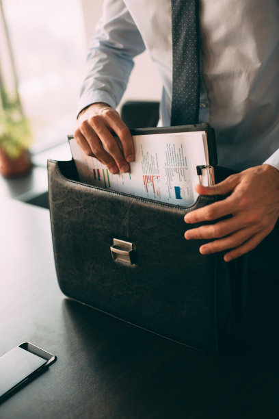 从公文包里拿出文件的商人图片下载