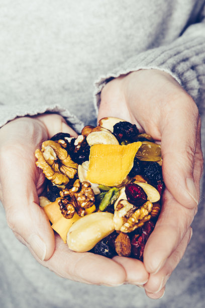 坚果和果干：芒果、蔓越莓、枸杞图片下载