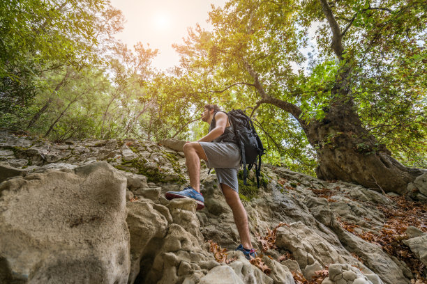 男人爬上小山图片下载