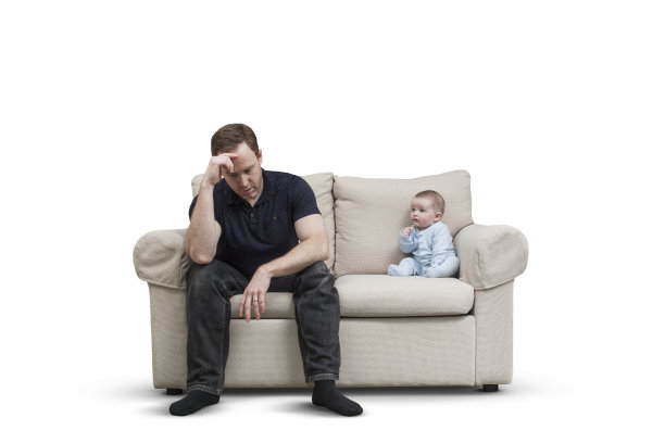 沙发上的爸爸和宝宝图片下载