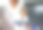 一个穿着浴袍的女人在浴室里洗脸图片下载