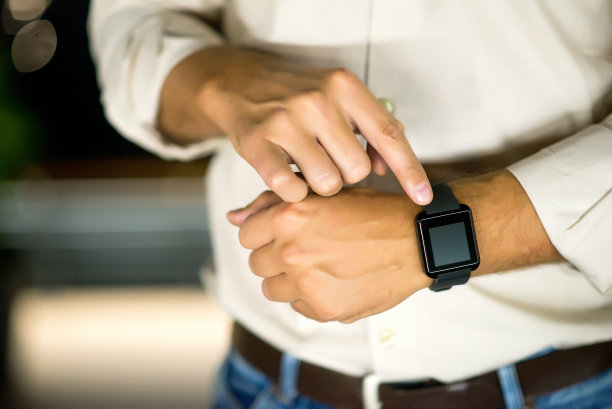 手指触摸智能手表，商人设置时间图片下载