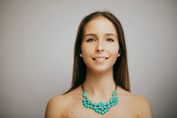 年轻女子在画室里写生图片下载