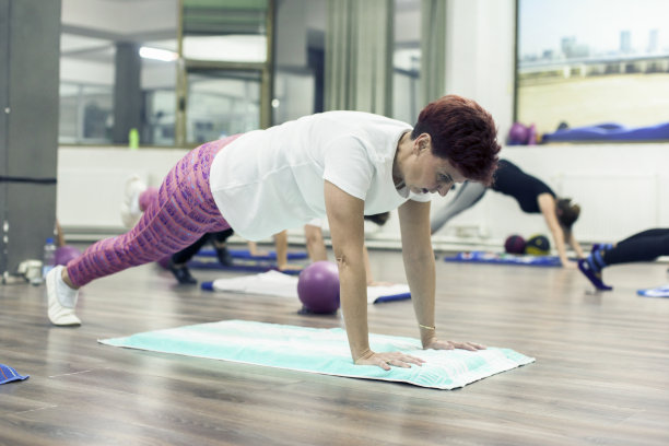 做俯卧撑的资深女性图片下载