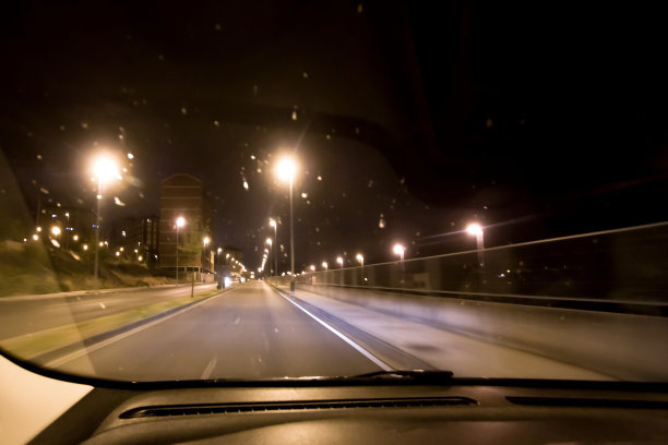 夜景街景，街灯，汽车仪表盘和挡风玻璃。图片下载