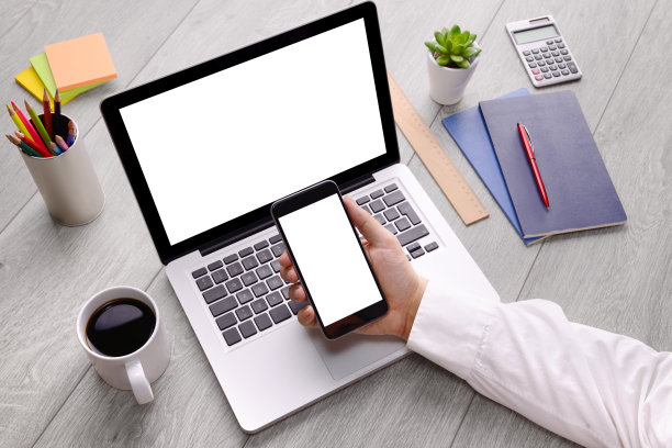 在桌上使用智能手机和笔记本电脑图片下载