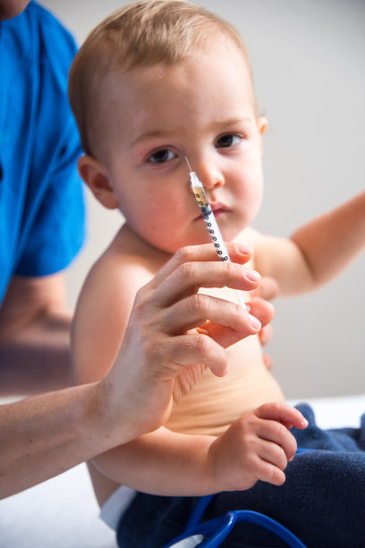 男婴接种疫苗图片下载