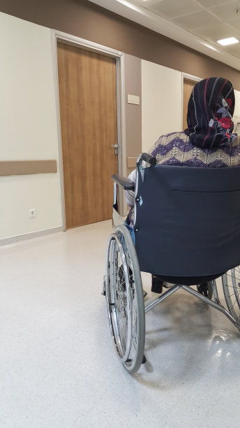 年长的女人等待体检图片下载