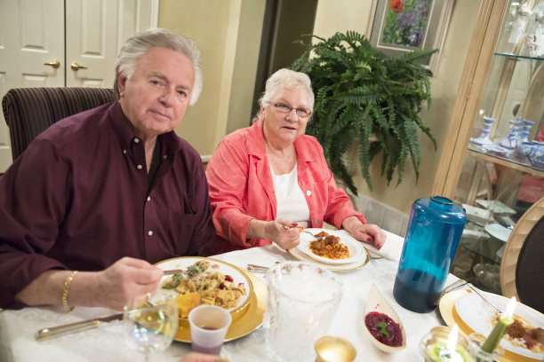 年长的白人夫妇一起享用感恩节晚餐图片下载