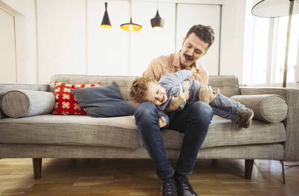 父亲和他的儿子玩图片下载