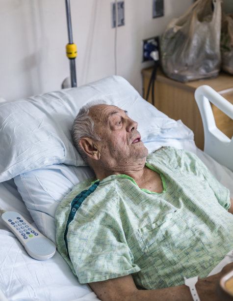 焦急的老年病人问问题图片下载