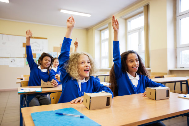 使用虚拟现实眼镜的学生图片下载