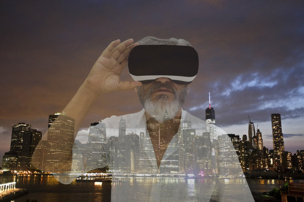 戴着虚拟现实头盔的资深男士图片下载