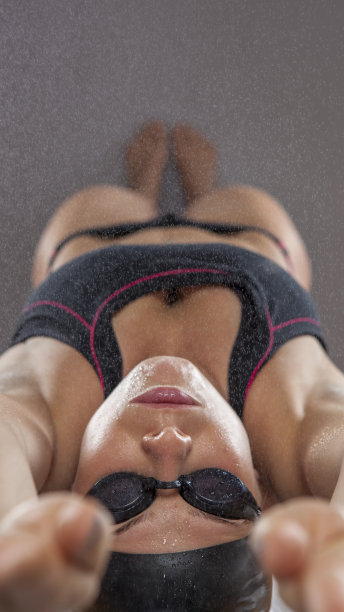 小女孩在游泳池游泳图片下载