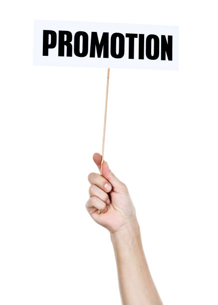 手持标牌上写着“促销”图片下载