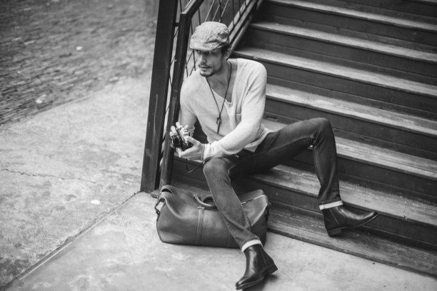 摄影师坐在台阶上图片下载