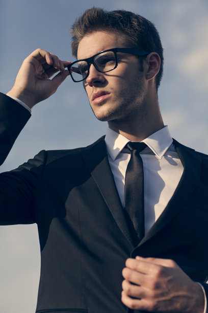 英俊的年轻人穿着西装图片下载