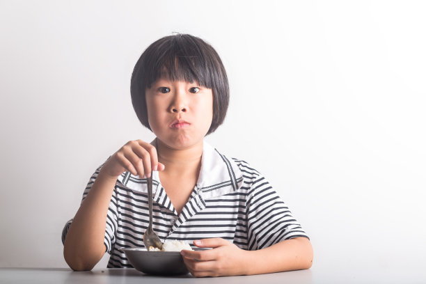 可爱的中国女孩在桌子上吃午饭图片下载