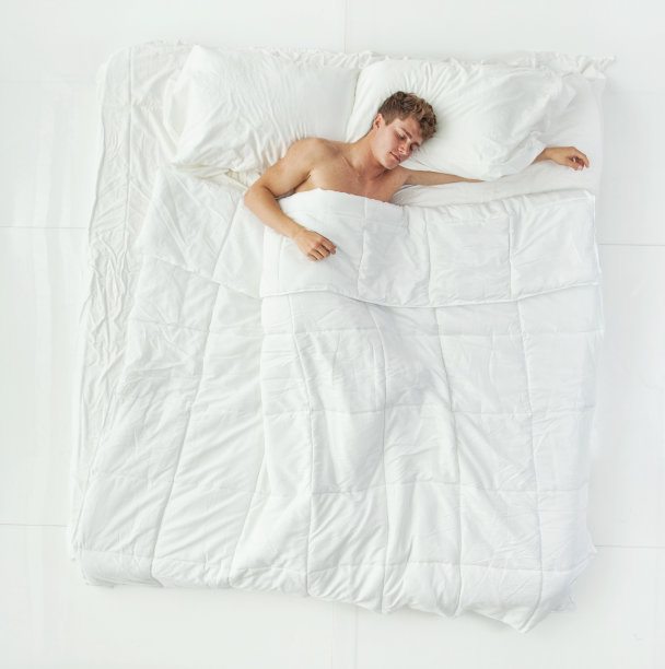 上图是赤膊男子睡在床上图片下载